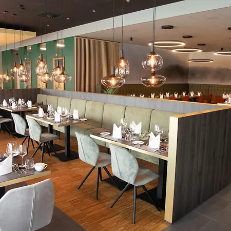 Target World Hunter's Hotel